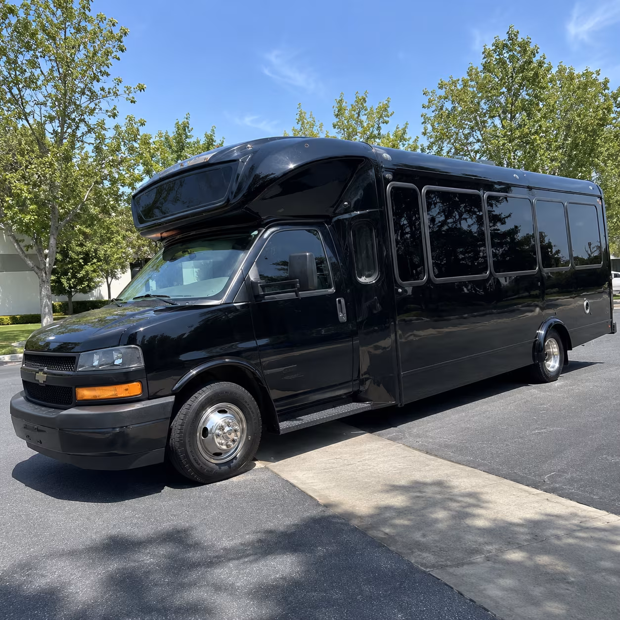mooresville 15 passenger party bus